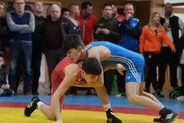 In der Athletenhalle ist das Publikum ganz nah an den Kämpfern dran: Hier Jonut Zaporojan (in Blau) von der ASV Pirmasens und Ra