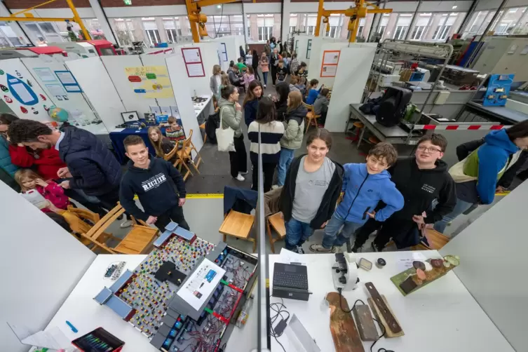 Volle Halle: Bei &bdquo;Sch&uuml;ler experimentierten pr&auml;sentierten am Donnerstag Neun- bis 14-J&auml;hrige ihre Projekte. 