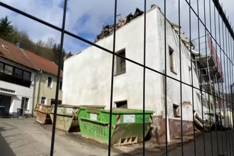 Kein Durckommen: An der Brandruine in der Wiesweilerer Bergstraße versperrt ein Bauzaun den Weg. 