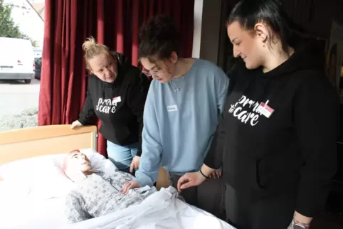  Schülerin Bianka (Mitte) schaut unter Anleitung der Pflegekräfte Nicole Büttner (links) und Debora Krivosija, was bei „Herr Sch
