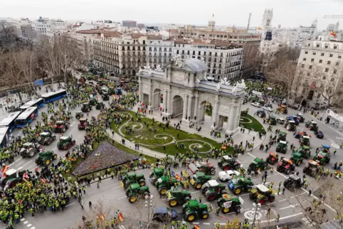 Wie hier in Madrid machen Europas Bauern seit Wochen vielerorts ihrem Ärger bei Demonstrationen Luft.