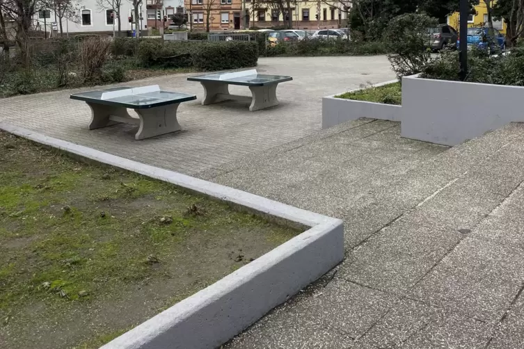 Viel Beton, wenig Gr&uuml;n: So sieht der Schulhof derzeit noch aus. 