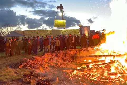 Das Mahnfeuer loderte in den Abendhimmel.