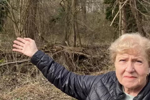 Patricia Lenhardt an der Unfallstelle am Queichufer. 