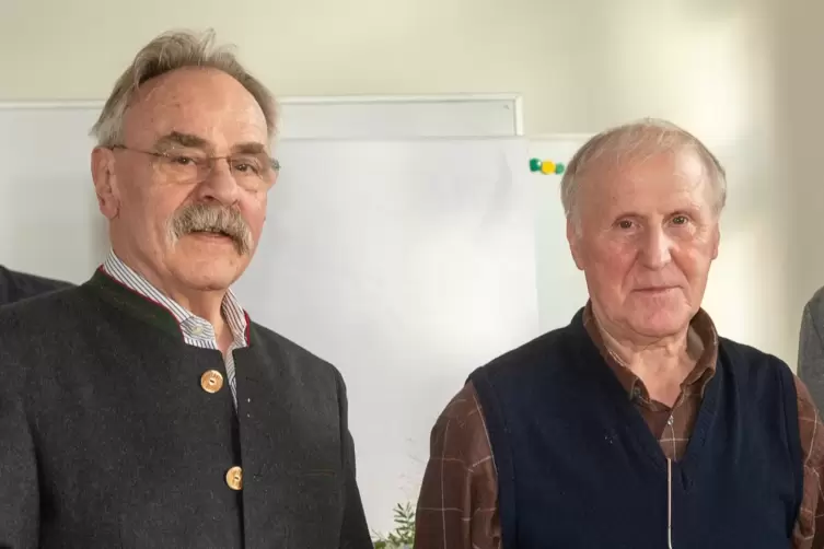 Vorsitzender Georg Grünewald ehrte Ernst Schording für seine 50-jährige Mitgliedschaft im Verein. 