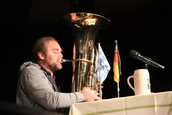 Sieht aus wie ein Dorfmusikant und ist doch Professor: Tubist Andreas Martin Hofmeir nutzt das rustikale Image seines Instrument
