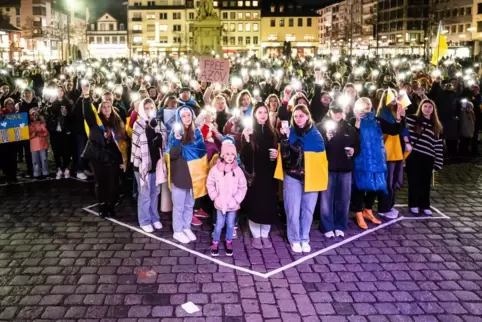 Leuchtend klare Botschaft: Auf dem Marktplatz demonstrieren die Menschen für Frieden in der Ukraine.