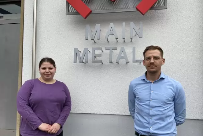Freut sich über ihre Stelle bei Main-Metall: Die Ukrainerin Olena Lozhkina zusammen mit Produktionsleiter Jochen Klein. Freut sich über ihre Stelle bei Main-Metall: Die Ukrainerin Olena Lozhkina zusammen mit Produktionsleiter Jochen Klein.