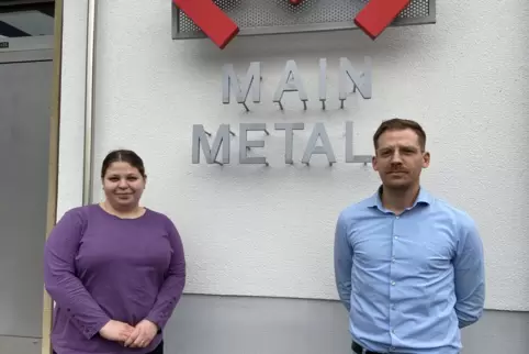 Freut sich über ihre Stelle bei Main-Metall: Die Ukrainerin Olena Lozhkina zusammen mit Produktionsleiter Jochen Klein. 