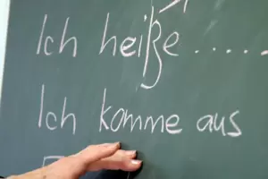 Zunächst muss die deutsche Sprache erlernt werden, bevor einer verantwortungsvollen Tätigkeit nachgegangen werden kann. Zunächst muss die deutsche Sprache erlernt werden, bevor einer verantwortungsvollen Tätigkeit nachgegangen werden kann.