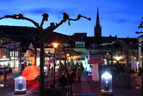Kussmund und Pilze: Lichtinstallationen am Stadtplatz. 