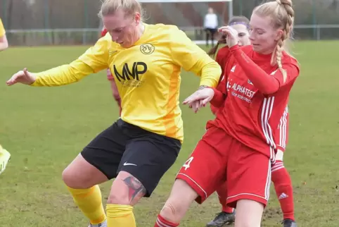 Die Niederkirchenerin Lena Farny (rechts) versucht, Josephine Diwok vom Ball zu trennen.