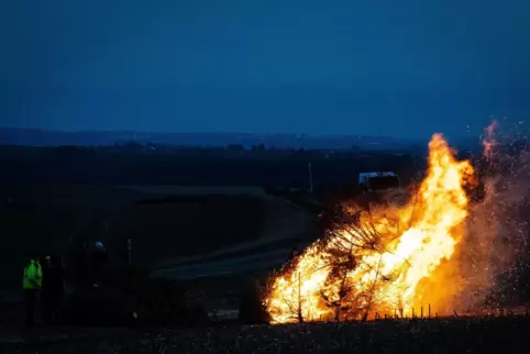 Mit einem großen Feuer machten die Landwirte unter anderem in Martinshöhe auf sich aufmerksam.