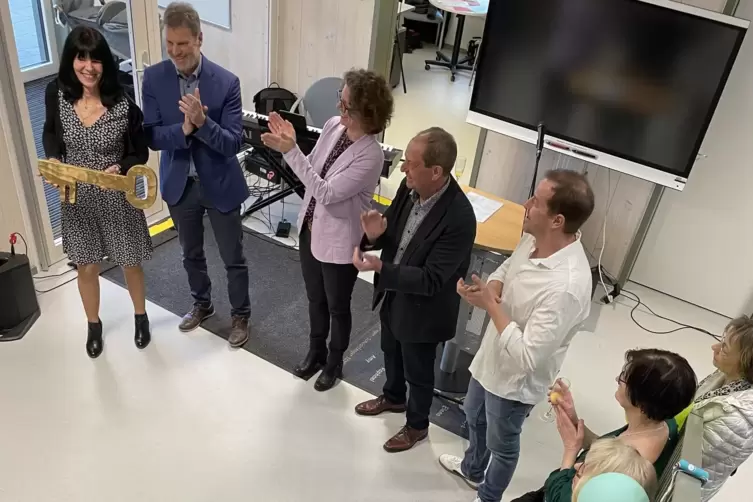 Der Schl&uuml;ssel wird von Architekt Bahnemann zu Beigeordnetem Gaudier zu Dekanin Mirjam Dembek zu Gesch&auml;ftsf&uuml;hrer W&uuml;tscher bis zur