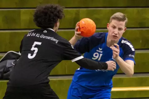 Zweikampf: Erek Heinz (rechts) von der HR im Duell mit Seymen Alanya vom TuS Dansenberg III. Heinz erzielte sieben Treffer.