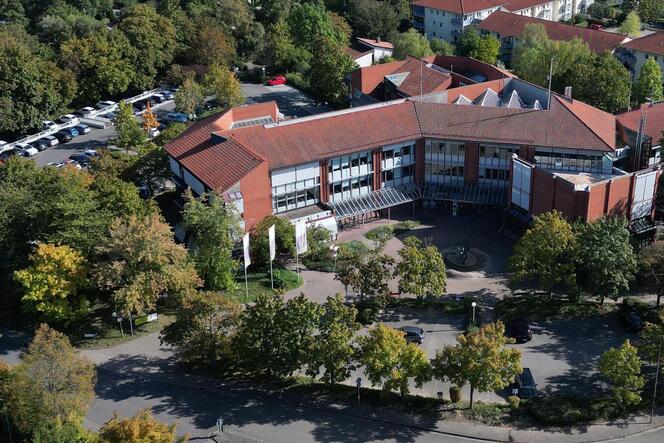 Die Kreisverwaltung SÜW hat ihren Sitz in Landau.