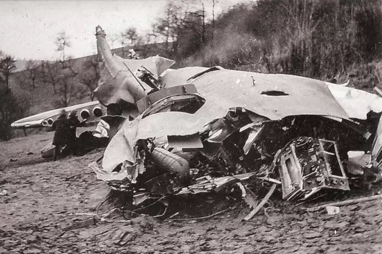 Das Foto, das vor 80 Jahren entstand, zeigt die Trümmer der „Solid Sender“, die von einer Flak getroffen wurde und in Alschbach 