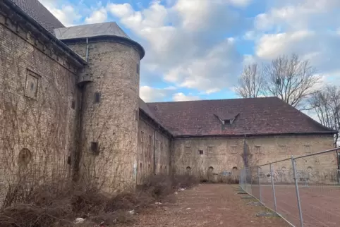 Am Dach des „Niederfeldbunkers“ gibt es Baumängel. Der rückwärtige Teil des Gebäudes ist schon seit Langem großzügig mit einem B