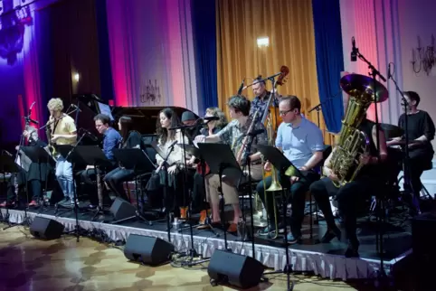Zusammen mit Saxofonistin Sarah Chaksad waren 13 Musiker aus der Bühne des Gesellschaftshauses. 