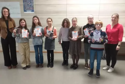 Tizian Emanuel Deeg (2.v.r.) vom Europa-Gymnasium Wörth ist der Sieger beim Vorlese-Regionalwettbewerb.