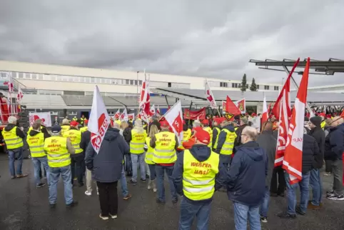 Dunkle Wolken bei Michelin: Hunderte Beschäftigte, Gewerkschaftsvertreter und Politiker nahmen bei der Kundgebung gegen den Stel