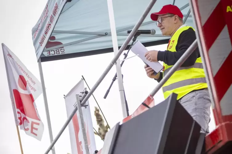 S&auml;rge, die den Verlust der 800 Arbeitspl&auml;tze symbolisieren sollen, standen bei der Rede von Homburgs Michelin-Betriebsratschef H