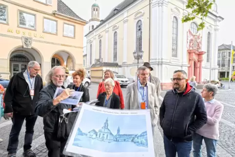 Stadtführer Werner Schäfer (vorne links) vom Altertumsverein veranschaulicht seine Ausführungen mit Bildern und Fotos. 