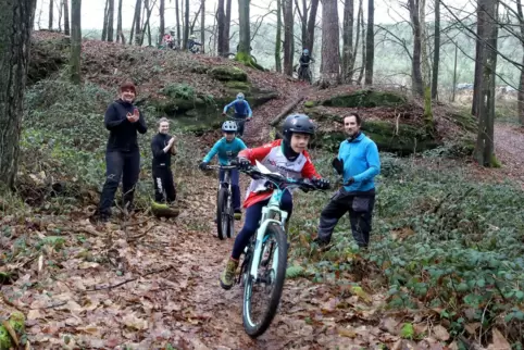 Jenny Dietmann (hinten links), Andre Rehm und Marcus Felski (rechts) trainieren einmal pro Woche mit zwei Kindergruppen im Wald 