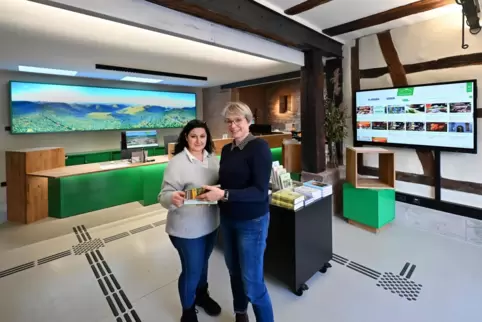 Geschäftsführerin Maria Bergold (rechts) mit ihrer Mitarbeiterin Maria Lauria in der neuen Tourist-Info. 