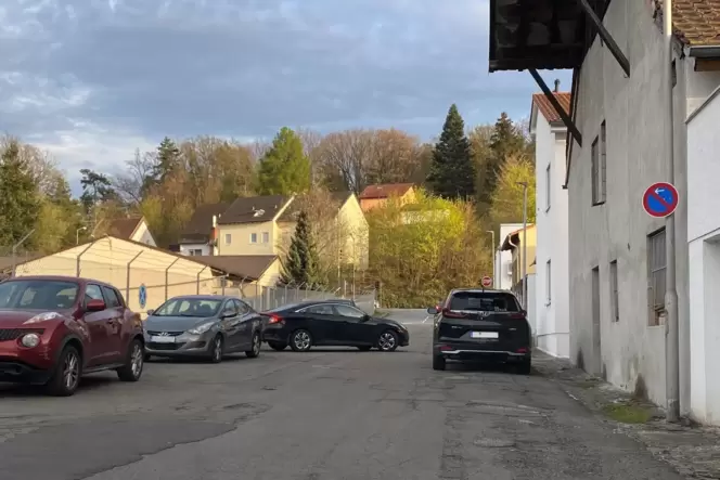 Zu Stoßzeiten wird in der Straße im Einsiedlerhof auch im Halteverbot geparkt.