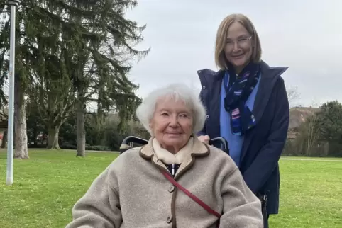 Sind so oft es geht gemeinsam im Freien unterwegs: Seniorin Lieselotte Hohmann und Nachbarschaftshelferin Ulrike Handwerker.