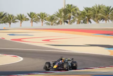 Kreise im (Wüsten-)Sand: Weltmeister Max Verstappen bei den Testfahrten in Bahrain. 