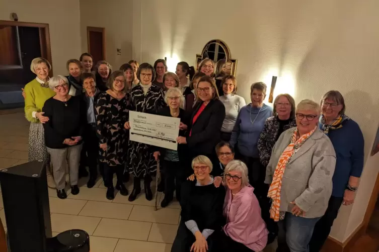 Ruth Darting (links), Agathe Klug und Marita Zeppei bei der &Uuml;bergabe des Schecks des Lions Club. 