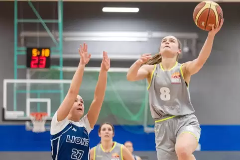 TVB-Spielerin Nora Zoller steigt zum Korb.