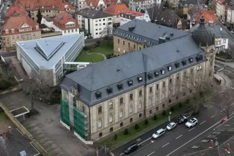 Der Blick ist auf das Landgericht in Landau gerichtet. Dort soll im Prozess um den sexuellen Missbrauch einer Zehnjährigen bis A