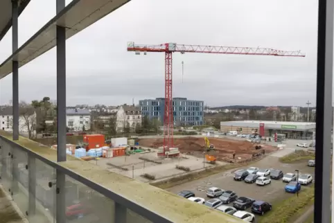 Der weithin sichtbare Kran steht seit einigen Wochen hinter dem Fraunhofer-Zentrum in der Trippstadter Straße. 