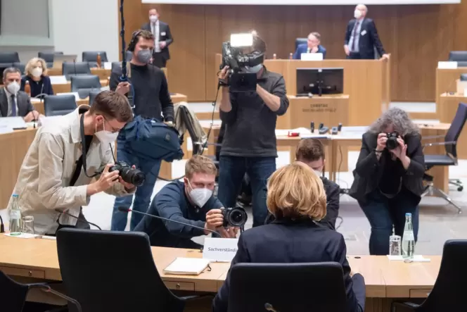 Prüft unabhängig von anderen Staatsorganen mögliche Missstände in Regierung und Verwaltung sowie mögliches Fehlverhalten von Pol
