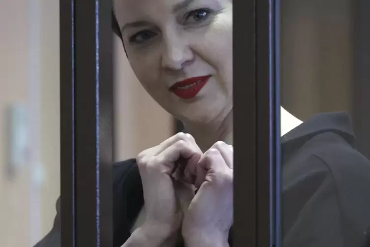 Oppositionelle im Angeklagten-Käfig: Maria Kolesnikowa wurde 2021 in Belarus zu elf Jahren Gefängnis verurteilt. 