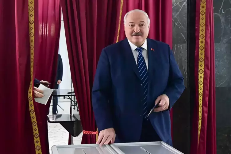 Der „starke Mann“: Lukaschenko bei der Scheinwahl am 25. Februar. 