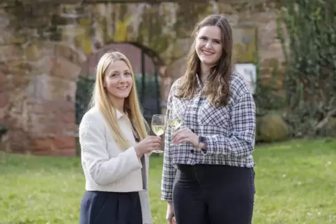 Ihre Wein-Premiere ist am Samstag: Julia Germann und Jana May. 