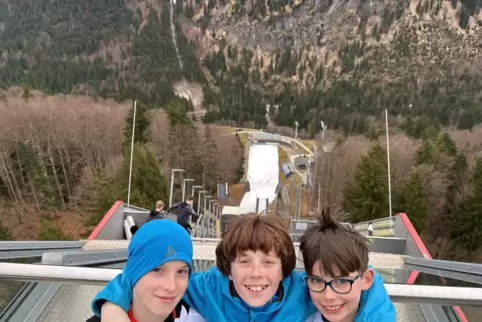 Besser nicht runtergucken: Torben Fischer, Carsten Nerding und Jonas Todzi (von links) auf der riesigen Skiflugschanze. 
