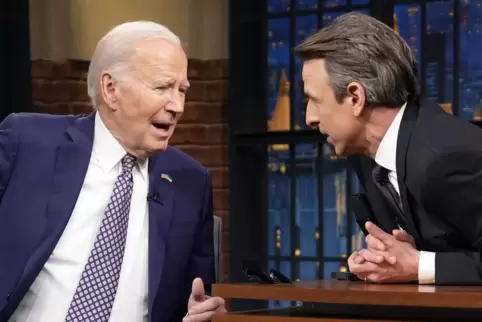 Wer hat Ihnen mein Alter verraten? US-Präsident Joe Biden und sein Gastgeber Seth Meyers während der Aufzeichnung der Talkshow a