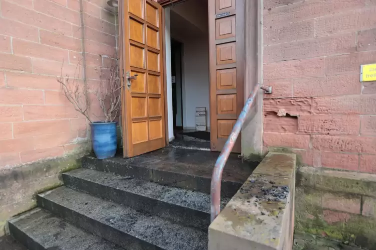 Der Treppe vor dem Portal der Kirche verr&auml;t, was drinnen passiert sein muss. Links um die Ecke stand der Beichtstuhl in Flammen.