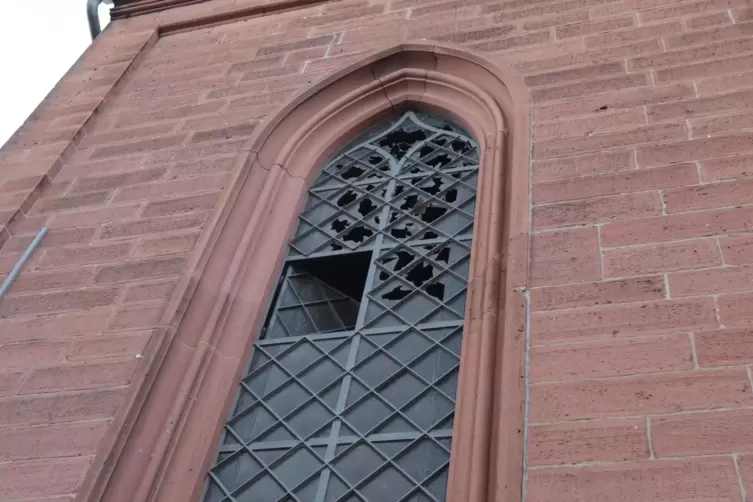 Zerschlagen und ge&ouml;ffnet: eines der Fenster der Kirche.