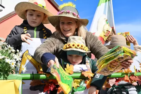 Am farbenfrohen Spektakel, das in Haßloch den Winter verabschieden soll, haben auch die Kinder ihre Freude. 
