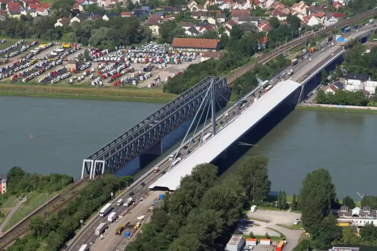 Zwischen Bahn- und Straßenbrücke wünscht sich Steffen Weiß eine Brücke für Radfahrer.
