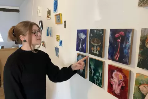 Maria Trezinski mit Pilzbildern, die sie als Stipendiatin des Kunstvereins Donnersberg in Obermoschel geschaffen hat. 