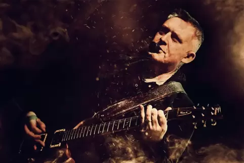 Der Sänger, Komponist und Gitarrist Jürgen Walzer. 
