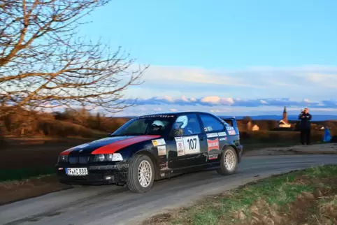 Flott unterwegs im BMW 323ti: Denise und Sebastian Dietz.