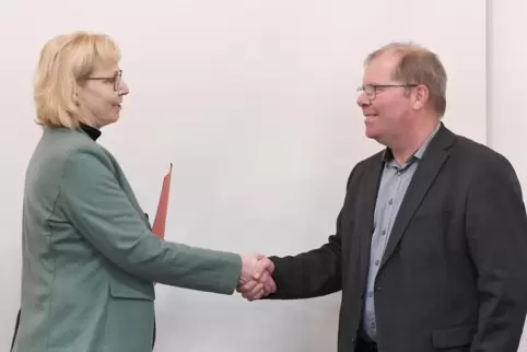 Beigeordnete Elke Schanzenbächer überreicht Jürgen Oberholz die Ernennungsurkunde zum Bürgermeister.